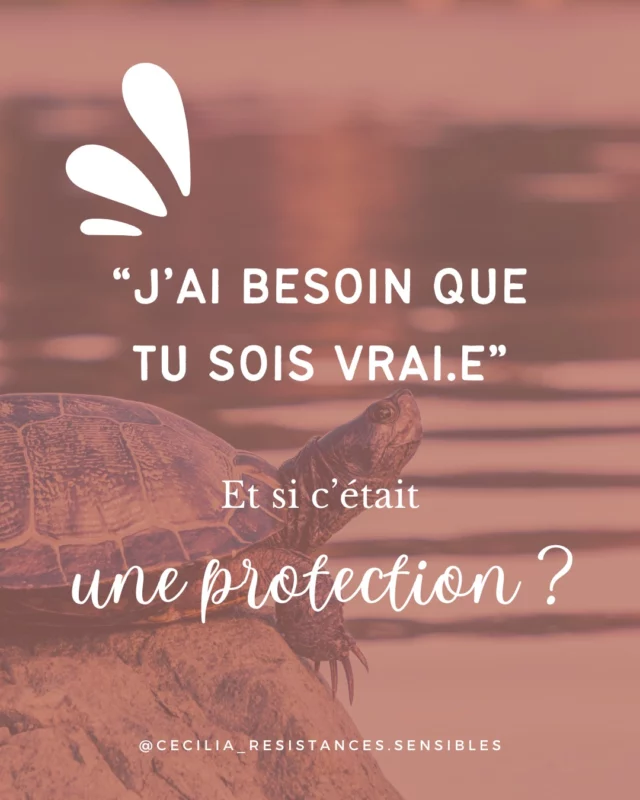 Cette semaine, en séance, je retrouve E., qui souffre d’un grand sentiment de solitude.Elle a besoin de sentir que les gens sont vrais, authentiques, sans masque.Elle est épuisée, abîmée même, d’avoir l’impression d’être sincère et transparente… alors que l’autre en face ne l’est pas autant.Elle est triste de ne pas pouvoir vivre la qualité de lien qu’elle désire.✨ Qu’est-ce que ça veut dire, être vrai.e ?Est-ce que si je ne sais pas encore montrer ma vulnérabilité, si je n’ose pas assumer mes failles… alors je ne suis pas vrai.e ?Nous sommes tous en chemin.Nous avons tous des protections - souvent inconscientes - que nous ne pouvons pas poser sans avoir retrouvé un certain degré de sécurité.En n’acceptant de s’investir dans la relation que s’il y a transparence, on pose aussi une condition.Et cette condition garde l’autre à distance.Elle pose un jugement, une exigence, qui continuent de nous isoler.Finalement, ce besoin de transparence - et le jugement qui l’accompagne - sont aussi des protections.Et ces protections ne favorisent pas la connexion.🕊️ Allons voir cette part de soi qui réclame la transparence.Et ce qu’elle craint, au fond, si elle découvre que l’autre ne l’est pas tout à fait.La compassion et l’amour sont ce qui favorise la connexion. Toujours.Aimer nos parts protectrices. Aimer celles des autres.Non pas "aimer" dans le sens d’apprécier et d'accepter sans condition.Mais poser un regard tendre sur ce qui, en nous, nous maintient encore seuls.Se rejoindre soi-même, d’abord.Pour sortir de cet endroit de solitude où nous n’aurions jamais dû rester.Et aller à la rencontre de l’autre depuis un endroit de nous déjà plein…Un endroit dont la sécurité ne dépend plus du degré d’authenticité de l’autre.👉 N'hésite pas à partager ce que ça t'évoque en commentaire. Je te lis.#authenticite #partsprotectrices #internalfamilysystems #IFS #solitude #lien #relation